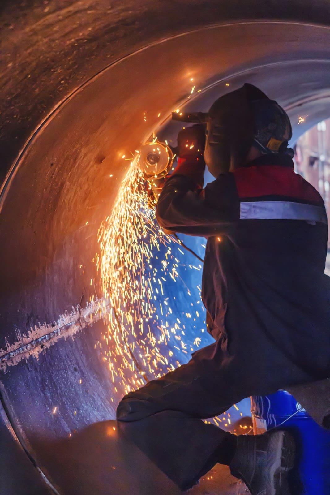 نمایی از خط تولید گروه صنعتی چکش با مخازن در حال ساخت